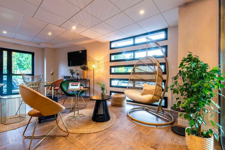Lounge 41 of 61