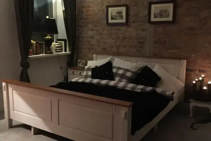 Room 4 of 7
