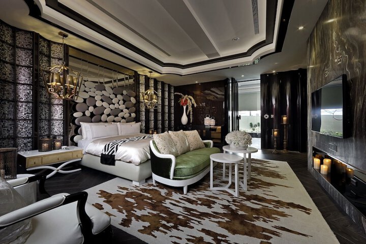 Room 9 of 42