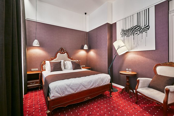 Room 5 of 93
