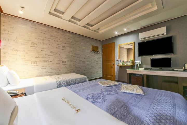 Room 8 of 17
