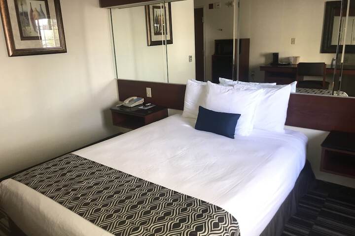 1 Queen Bed Accessible Room (46 of 54)
