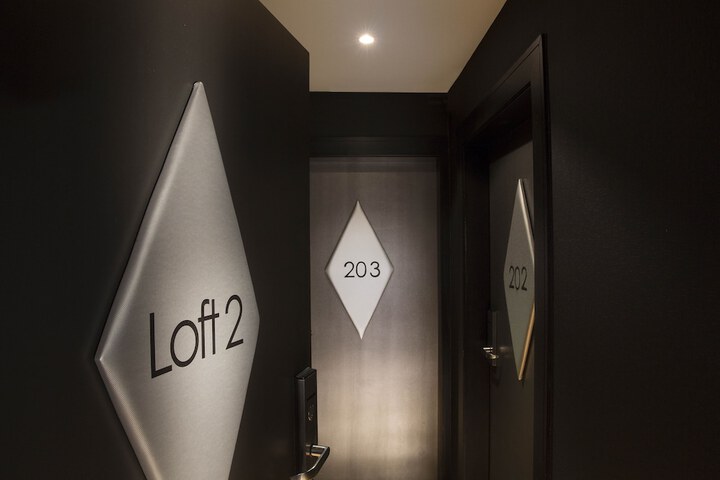 Room 8 of 77