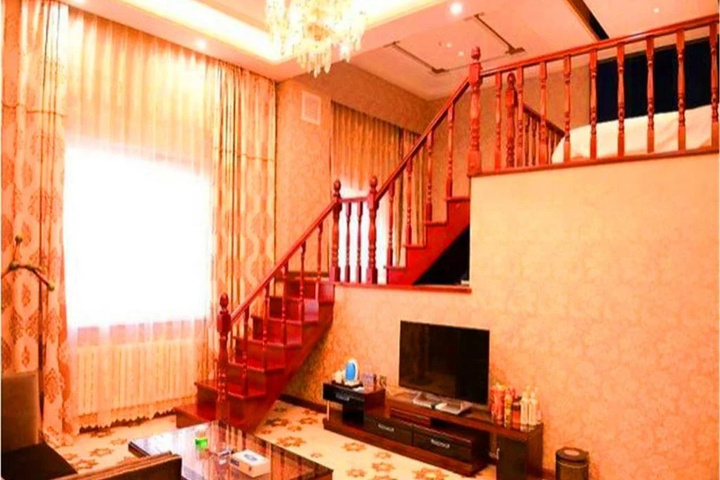 Room 10 of 13