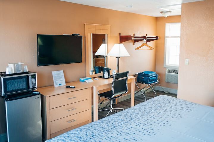 1 Queen Bed (12 of 18)