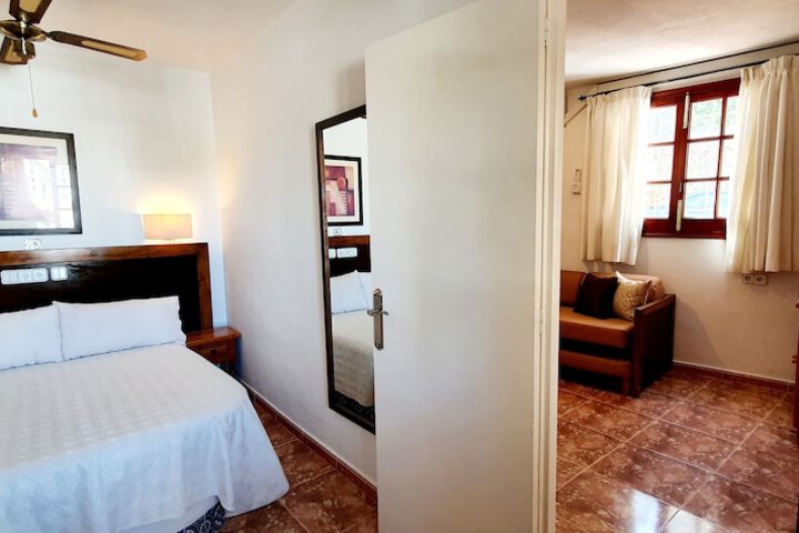 Room 9 of 103