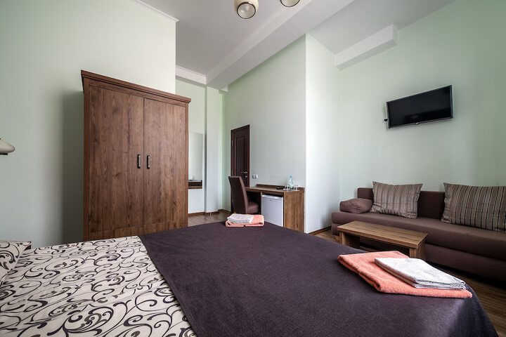 Room 6 of 25