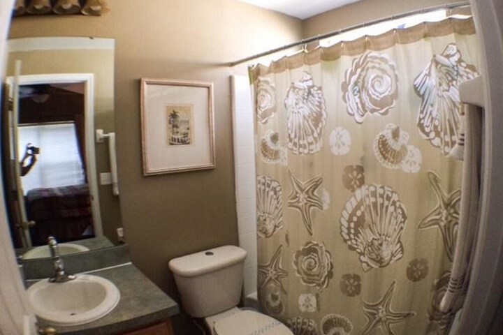 Room 11 of 16