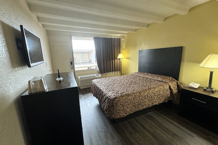 Deluxe Room 1 Queen Bed (4 of 14)