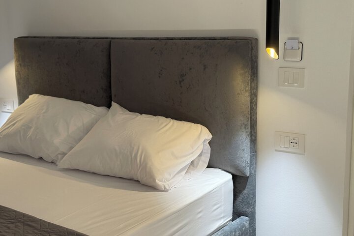 Room 7 of 104