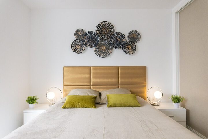 Room 4 of 8
