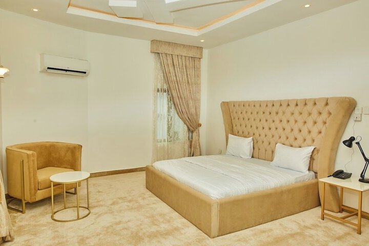 Room 5 of 32