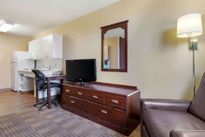 Queen Bed Kitchen (7 of 10)