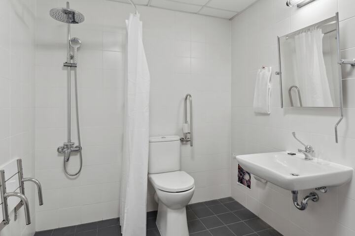 Room 17 of 28