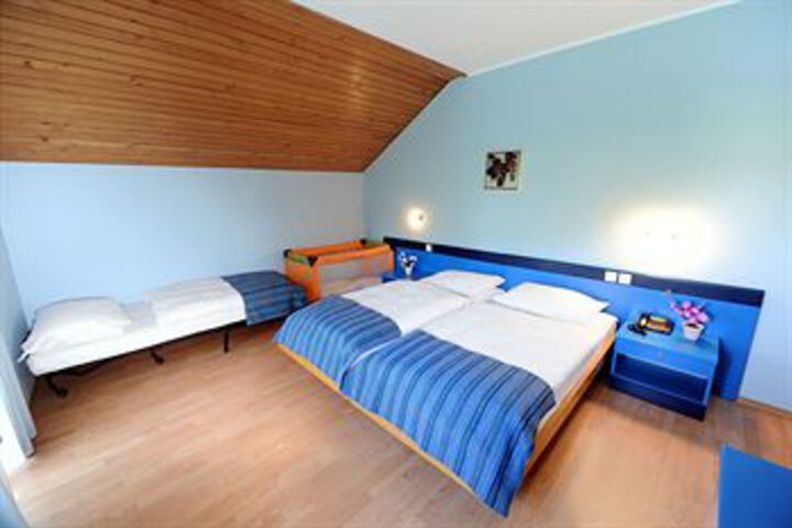 Room 12 of 28