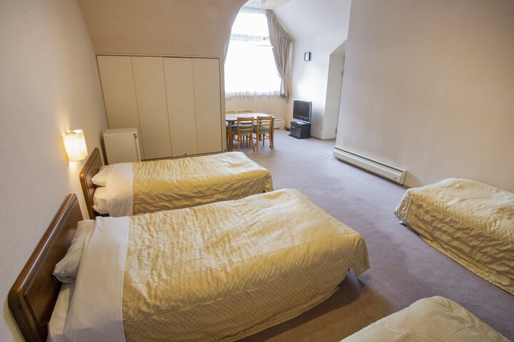 Room 4 of 108