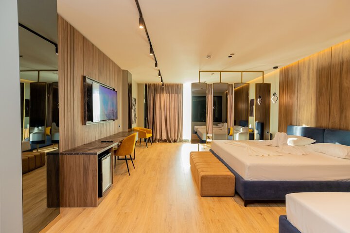Room 16 of 80
