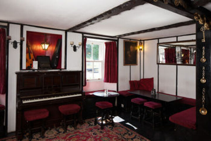 Lounge 9 of 13