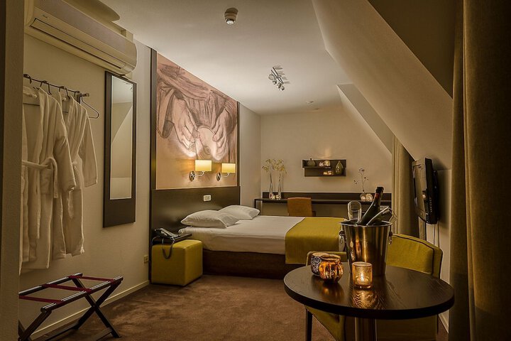 Room 16 of 37