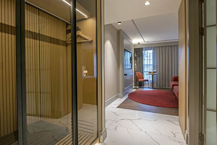 Room 9 of 194