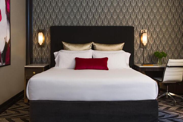 Deluxe Queen Bed (2 of 6)