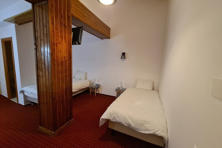 Room 4 of 11