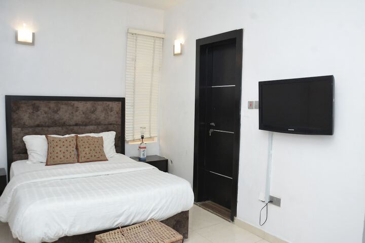 Room 6 of 24