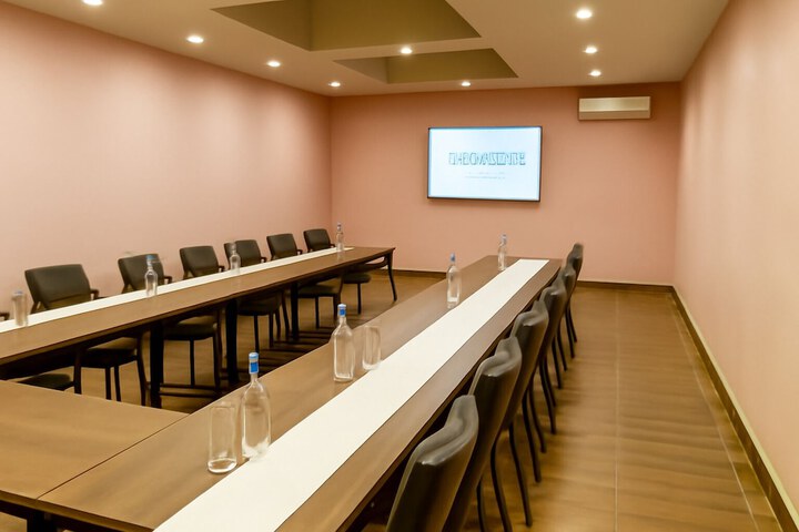 Business Center 23 of 33