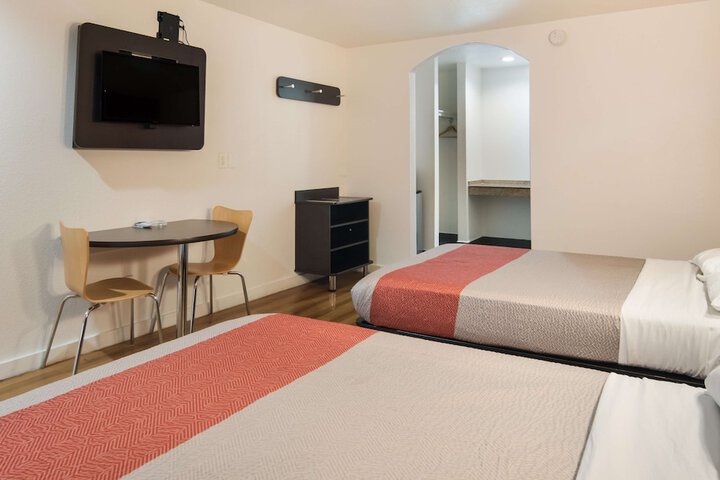 Double Deluxe King Bed (3 of 12)
