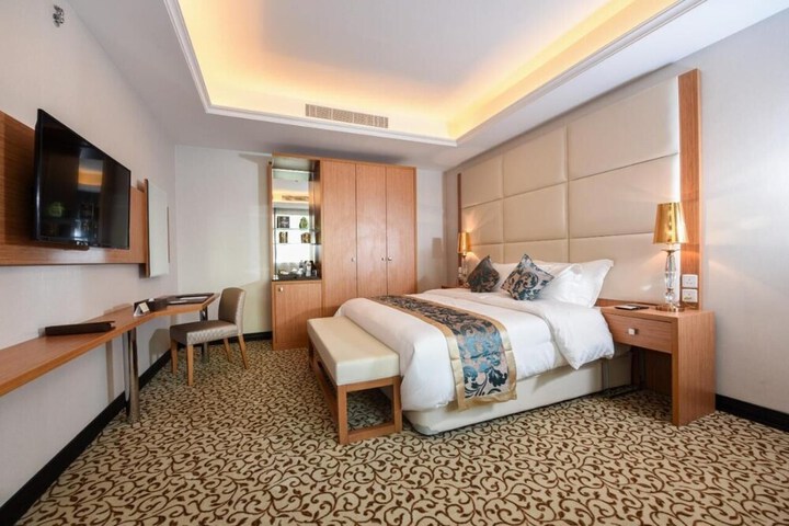 Room 12 of 34