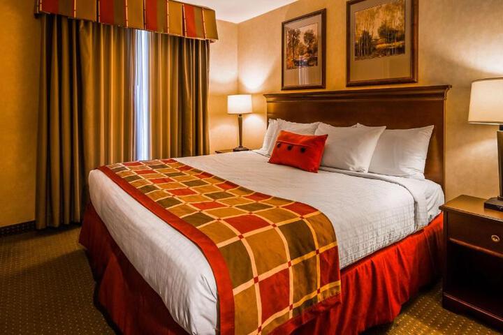 2 Queen Beds High Speed Internet Accessible Refrigerator, Continental Breakfast (3 of 5)
