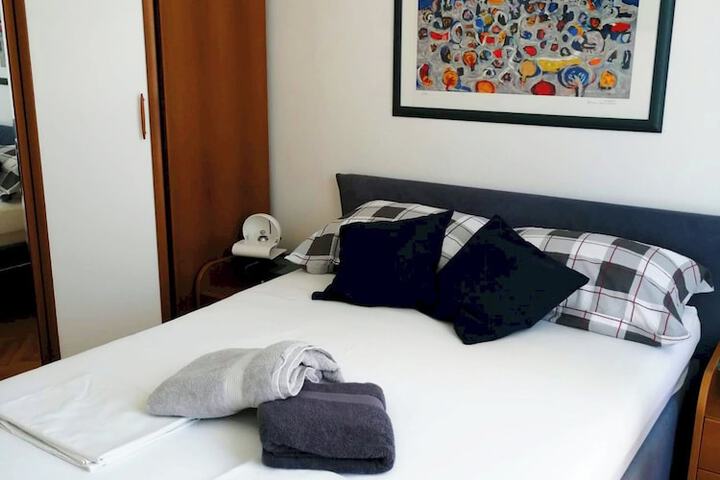 Room 4 of 36