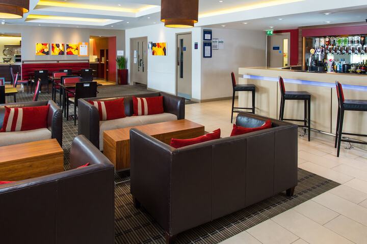 Lounge 27 of 35