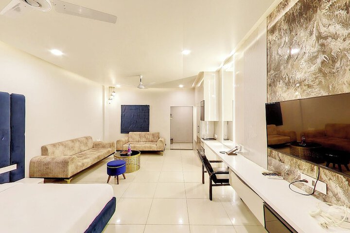 Room 2 of 6