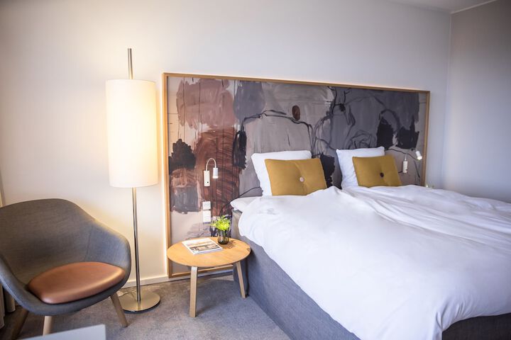 Room 12 of 102
