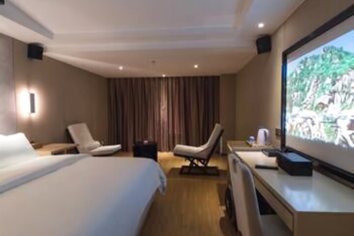 Room 6 of 8