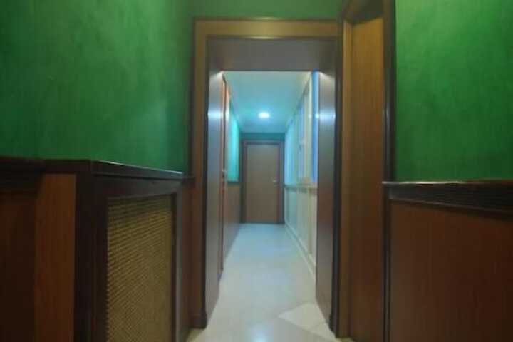 Room 5 of 9
