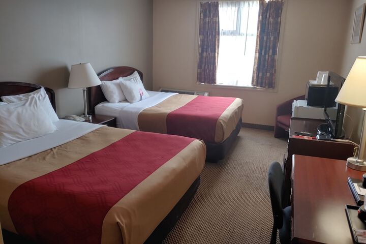 1 Queen Bed (5 of 6)