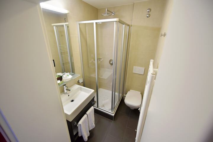 Room 62 of 103