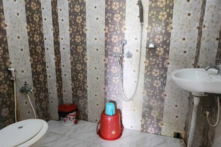 Room 6 of 25