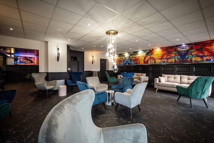 Lounge 16 of 20