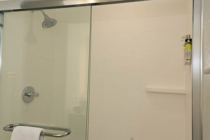 1 King Comm Accessible Roll Shower (34 of 42)