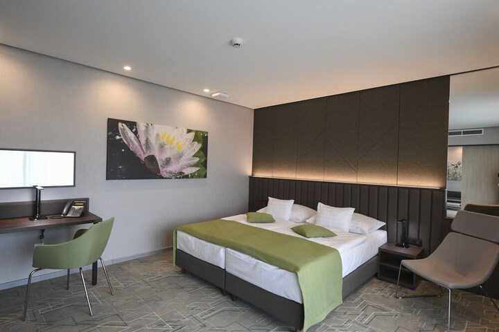 Room 8 of 80