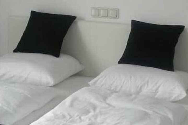 Room 4 of 27