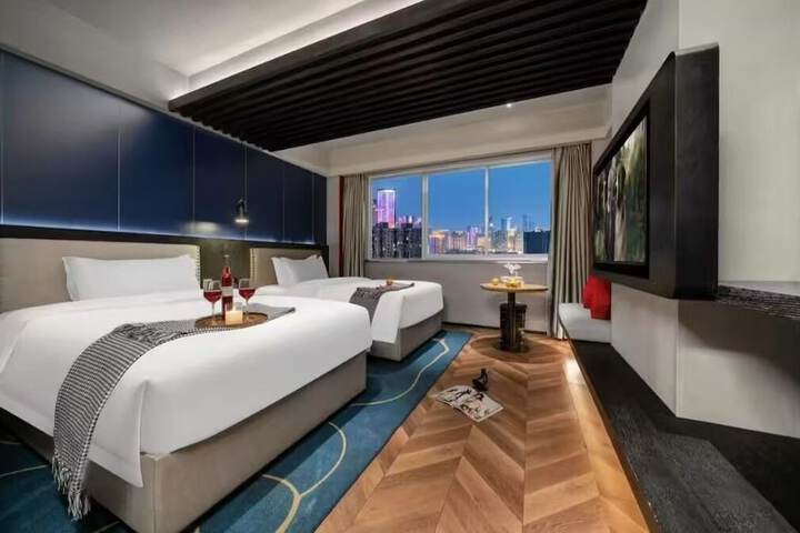Room 10 of 28