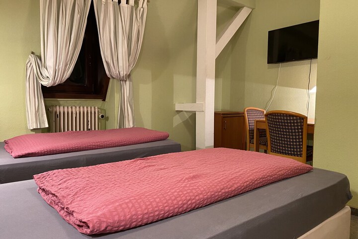 Room 10 of 28