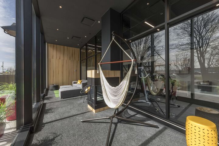 Lounge 94 of 104