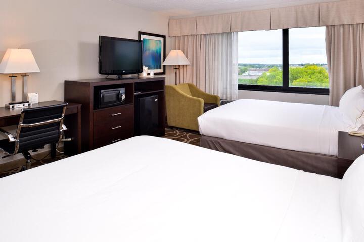2 Queen Beds (10 of 11)