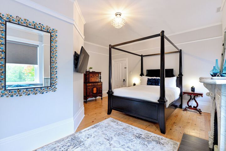 Double Deluxe Queen Bed (7 of 35)