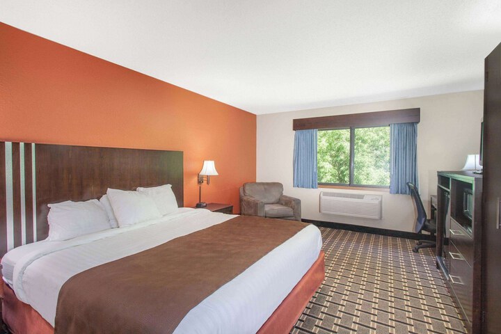 1 King Bed (3 of 4)